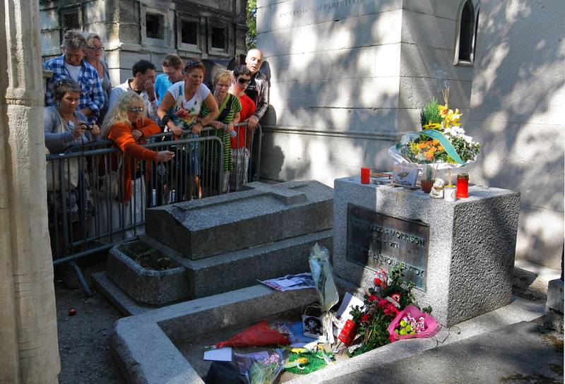 Bildet vider folk ved graven til Jim Morrison i Paris i Frankrike. 