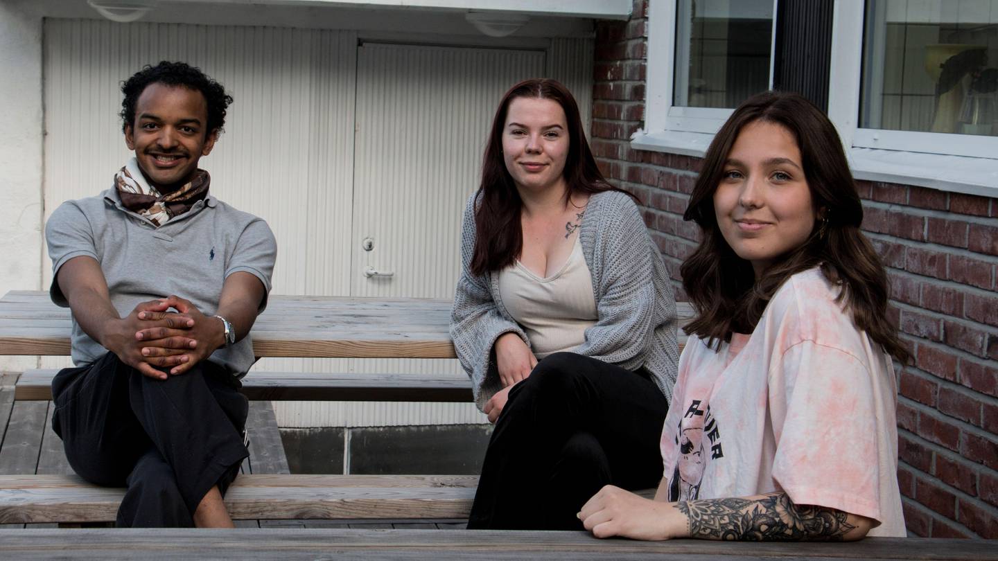 Bildet viser Alexandra Marie Strapuc, Elisabeth Nyborg Sveen og Sander Alejandro Nyseth som sitter på to benker. De er elever ved en folkehøgskole.