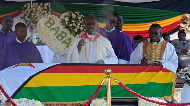 Bildet viser kisten med Robert Mugabe i. 
