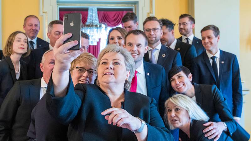 Bildet viser statsminister Erna Solberg som tar selfie med regjeringen sin.