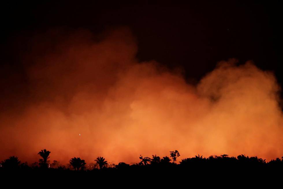 Bildet viser masse røyk som stiger opp fra regnskogen i Amazonas i Brasil. Det brenner flere steder i Amazonas. Nå skal myndighetene etterforske hvorfor bønder ikke ble stanset i å tenne på. 