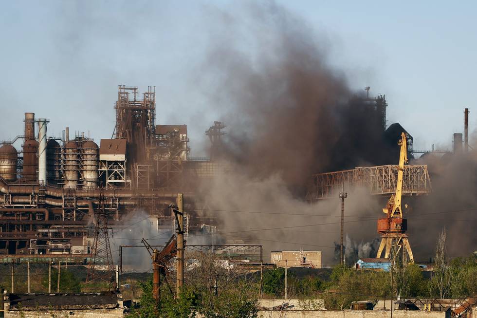 Bildet viser røyk som stiger opp fra stålverket Azovstal i Mariupol. Ukraina forhandler med Russland om å redde skadde soldater inne i stålverket. Foto: Alexei Alexandrov / AP / NTB