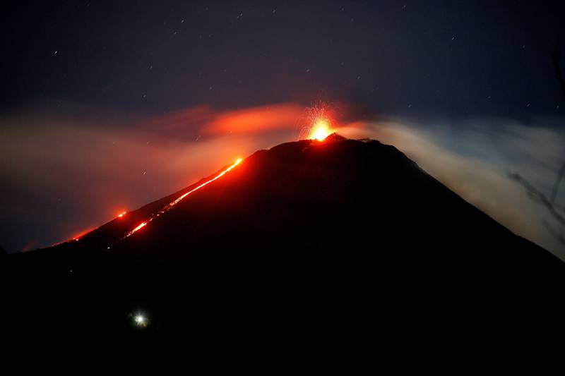 Bildet viser vulkanen Pacaya i Guatemala. Den har utbrot.