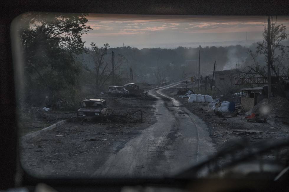 Ødelagte biler ligger langs en vei ved Sievjerodonetsk øst i Ukraina. Foto: Oleksandr Ratushniak / AP / NTB