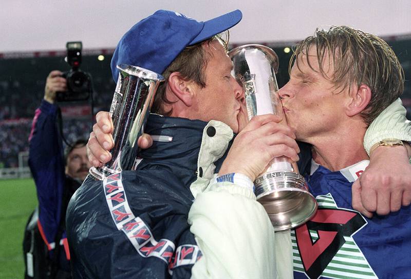 Bildet viser Moldes trener Åge Hareide (til venstre) og kaptein Ulrich Møller. De kysser pokalen de vant i cupfinalen i fotball.