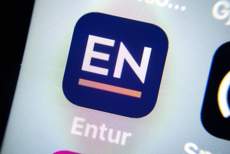 Bildet er av en skjerm med logoen til Entur. Foto: Gorm Kallestad / NTB