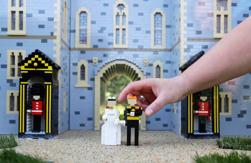Bildet viser slottet Windsor og prins Harry og Meghan Markle i lego.