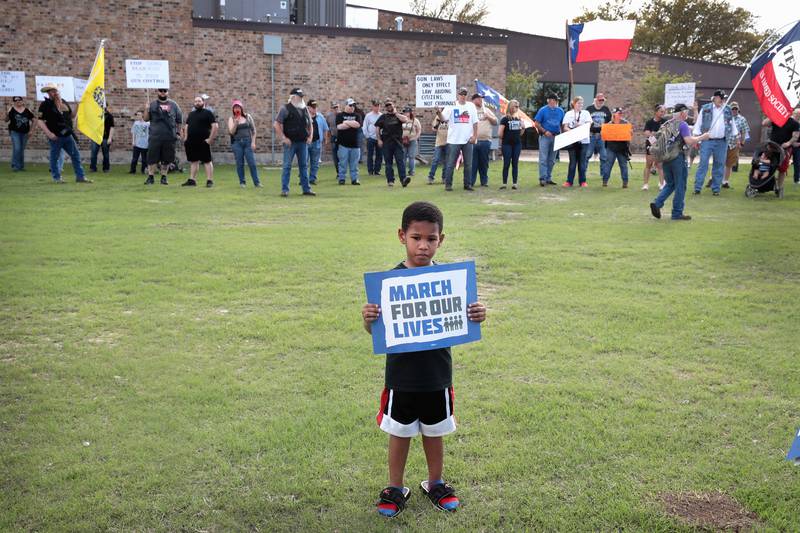 Bildet viser en liten gutt som protesterer under March for Our Lives i USA.