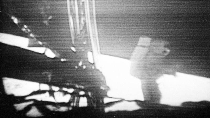 Bildet viser Neil Armstrong som går på månen i 1969.