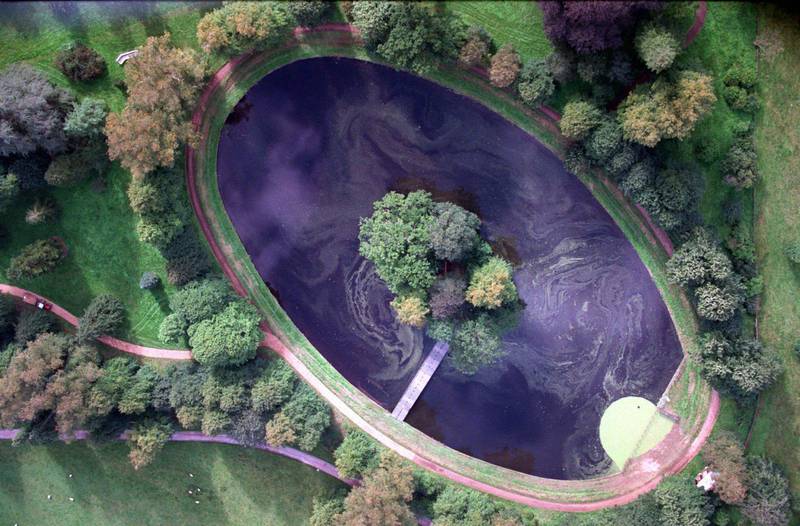 Bildet er tatt fra lufta. Det viser øya der prinsesse Diana er gravlagt.