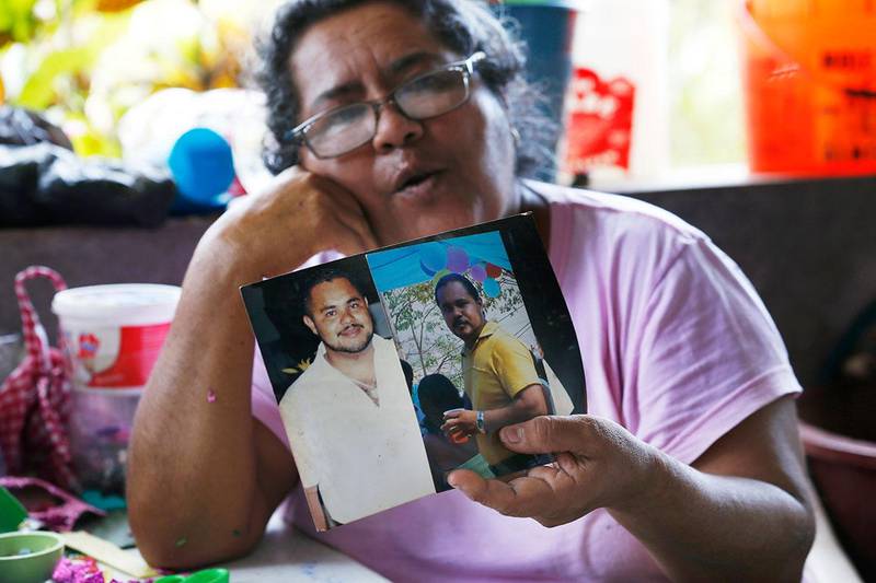 Bildet viser Dominga Garcia Lopez. Hun viser fram et bilde av sønnen Francisco Ramirez Garcia. Han ble drept i Acapulco i Mexico, bare 19 år gammel.