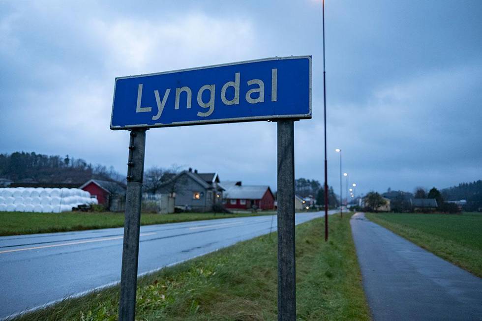 Bildet viser et kommuneskilt ved inngangen til Lyngdal. En person kan ha tatt med smitte til Lyngdal og Farsund fra Romania. Personen kom trolig med fly til Torp Sandefjord lufthavn. 