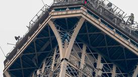 Mann klatret i Eiffeltårnet i seks timer