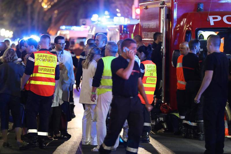 Bildet viser helse-personell og blålys i Nice i Frankrike. Minst 84 personer ble drept torsdag kveld. De ble påkjørt av en mann i lastebil.