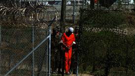 – Krever at Guantanamo stenges