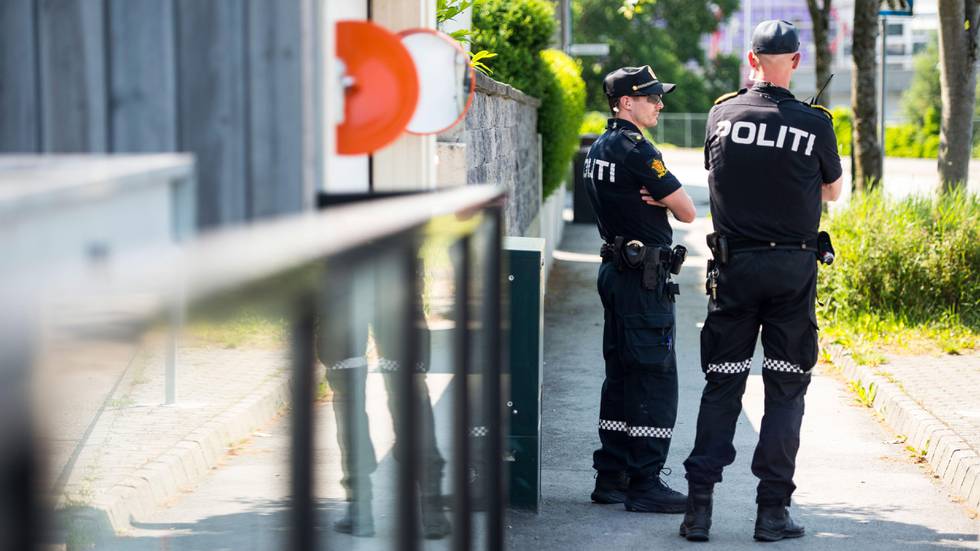 Bildet viser to politifolk utenfor stedet der en kvinne og en mann ble drept. Det skjedde i Stavanger.