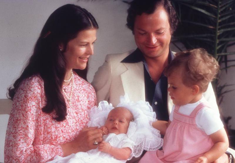 Bildet viser kongefamilien i Sverige med en nyfødt prins Carl Philip.