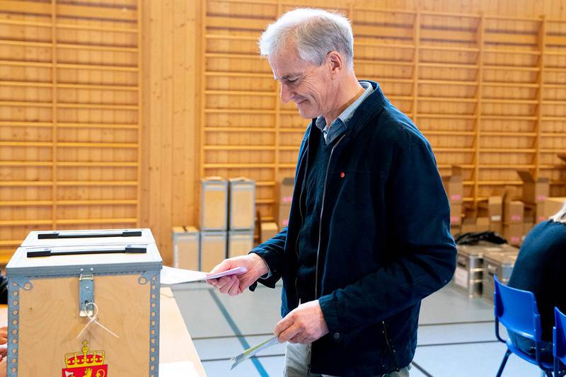 Bildet viser Jonas Gahr Støre i Ap ved stemmeurnen.