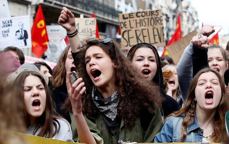 Bildet viser unge mennesker som roper slagord i Frankrike. De protesterer mot nye lover om arbeid i Frankrike.