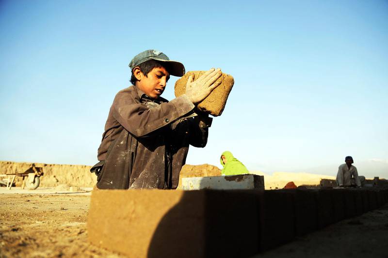 Bildet viser ti år gamle Kamran som arbeider.