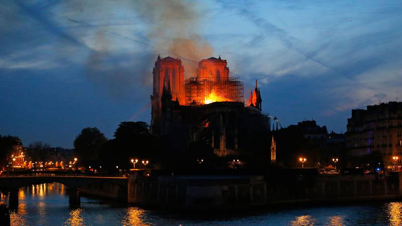 Bildet viser katedralen Notre-Dame som brenner.