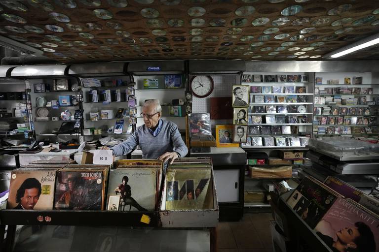 Michel Eid (88) går fortsatt på jobb hver dag i platebutikken han åpnet i 1958. Han opplever den økonomiske situasjonen nå som verre enn noen gang under borgerkrigen fra 1975 til 1990. 
Foto: Hussein Malla / AP / NTB