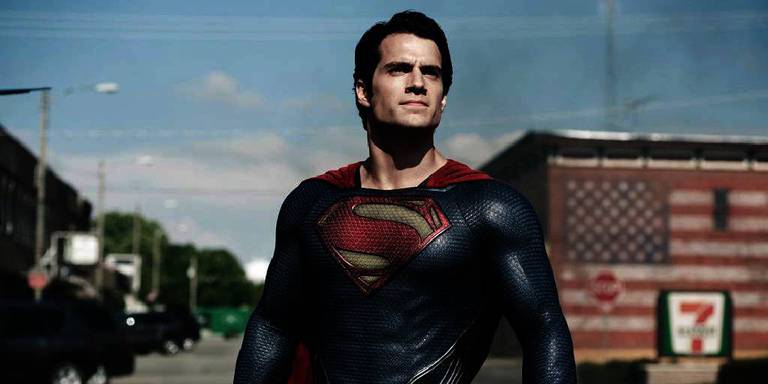 Bildet viser en scene fra filmen «Man of Steel».  Den viser Supermann som står og ser mot himmelen.