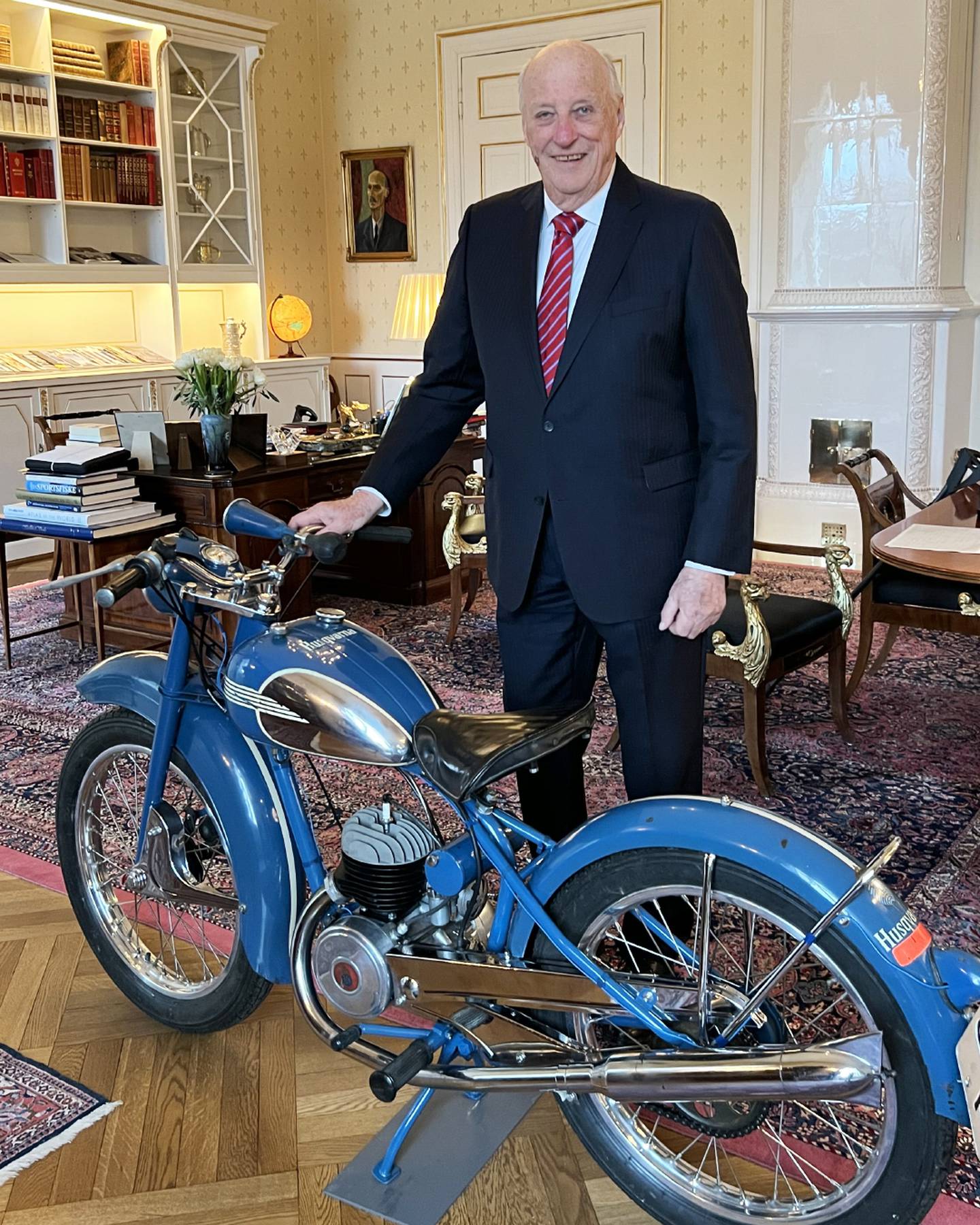 Kongen har fått sin første motorsykkel i gave fra de ansatte ved Det kongelige hoff. Foto: Hennes Majestet Dronningen / NTB