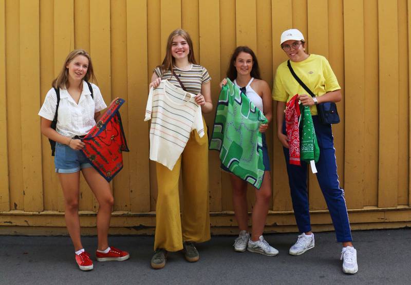 Bildet viser Andrea Instebø, Maja Helene Hjortland, Nora Theigler Andresen og Heine Berntsen. De viser fornøyd fram plaggene de fant i en bruktbutikk.