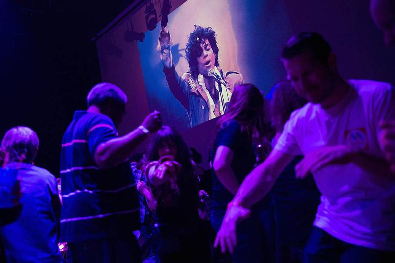 HYLLEST: Fans danser til musikk med Prince på en minnesamling torsdag kveld. Den var i Minneapolis, der han bodde i USA.