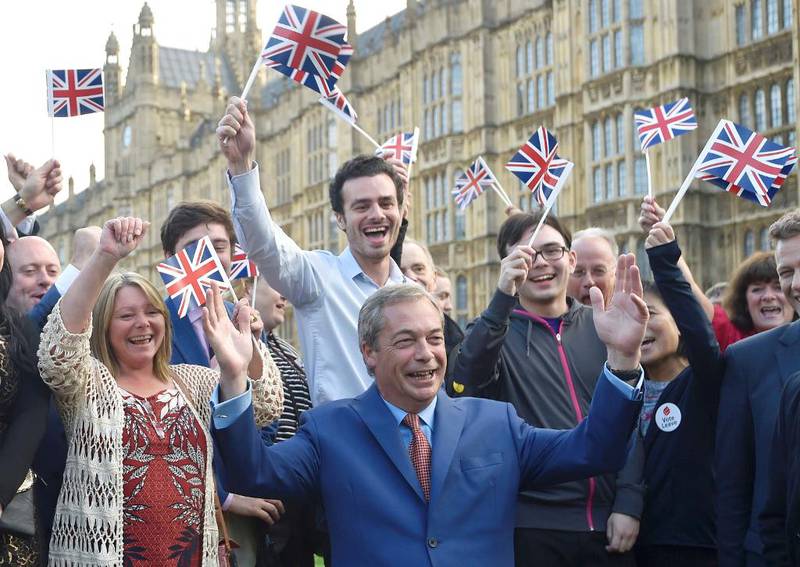 <strong> JUBEL: </strong> Politiker Nigel Farage har kjempet for at Storbritannia skal ut av EU. 