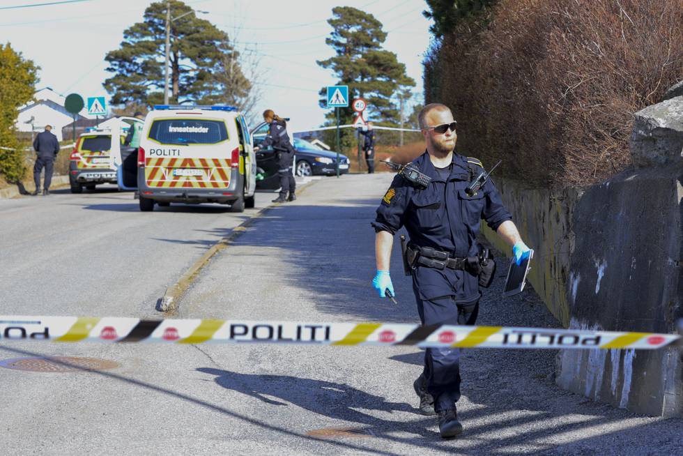 Bildet viser politi på stedet etter meldingen om den alvorlige voldshendelsen i Søm i Kristiansand.
