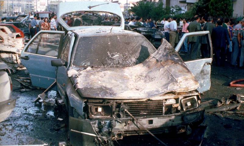 Bildet viser en utbrent bil som ble bombet i 1992. En dommer ble drept av bomben. 