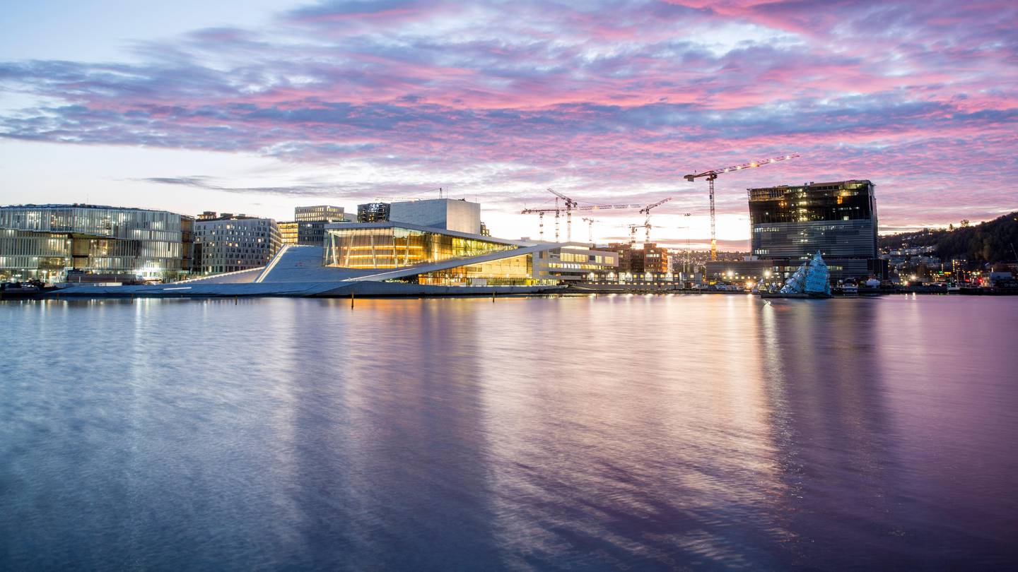 Bildet viser operabygget i Oslo. Det er stengt for tiden.