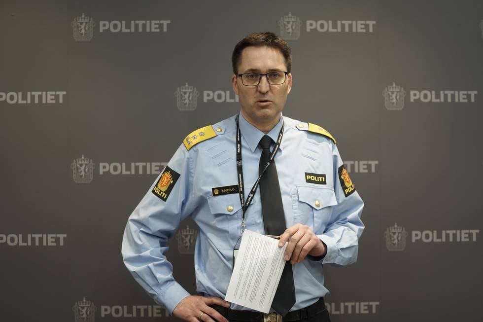 Politimester Ole Bredrup Sæverud sier at fire menn og én mann ble drept på Kongsberg onsdag. Foto: Terje Pedersen / NTB
