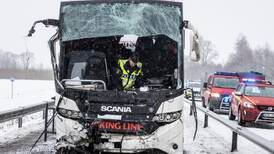 Over 100 ungdommer i bussulykke