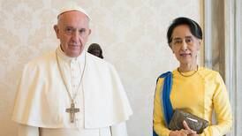 Paven møter Suu Kyi