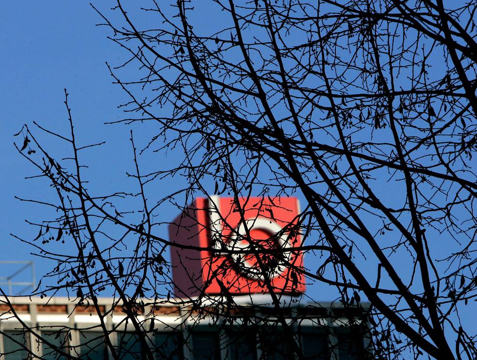 OSLO 20070123: Solen skinte på LO-logoen på toppen av Folkets Hus ved Youngstorget i Oslo tirsdag ettermiddag.
Foto: Stian Lysberg Solum / SCANPIX .