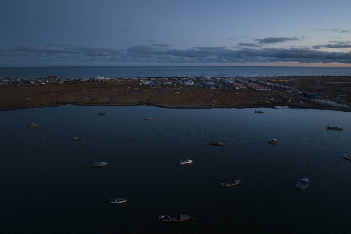 Båter som brukes til selfangst, ligger på lagunesiden av Shishmaref i Alaska. Klimaendringer fører til stigende hav, flom, erosjon og tap av den viktige havisen. Inuittlandsbyen med rundt 600 mennesker som ligger nær Beringstredet, bare noen få mil fra polarsirkelen, er truet i sin eksistens. Foto: Jae C. Hong / AP / NTB