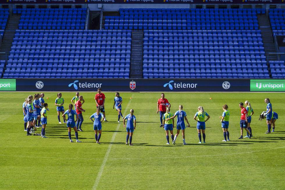 EM-troppen i fotball samlet til trening på Ullevaal stadion mandag. Foto: Håkon Mosvold Larsen / NTB