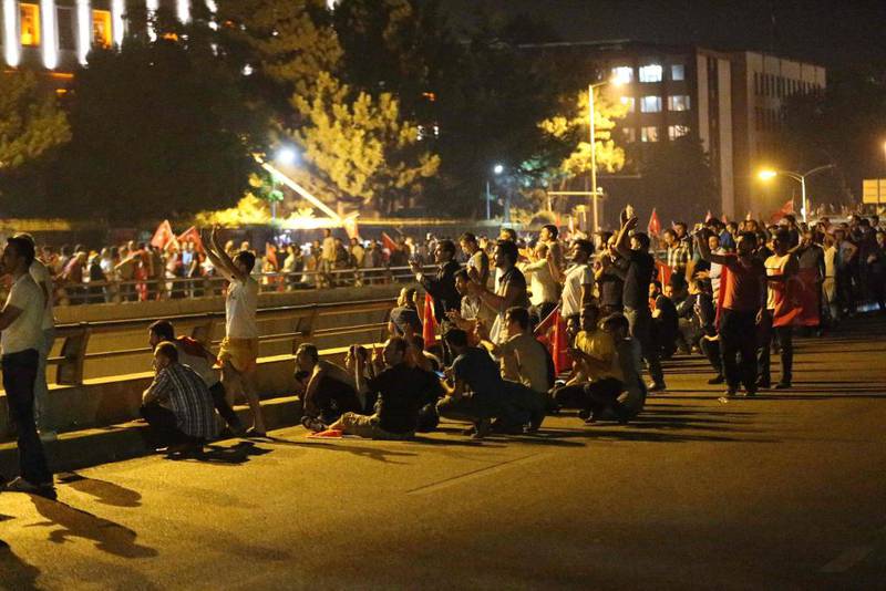 Bildet viser vanlige folk som støtter presidenten. De gikk ut i gatene fredag kveld for å vise motstand mot militæret.