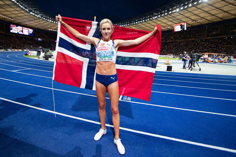 Bildet viser Karoline Bjerkeli Grøvdal med et flagg.