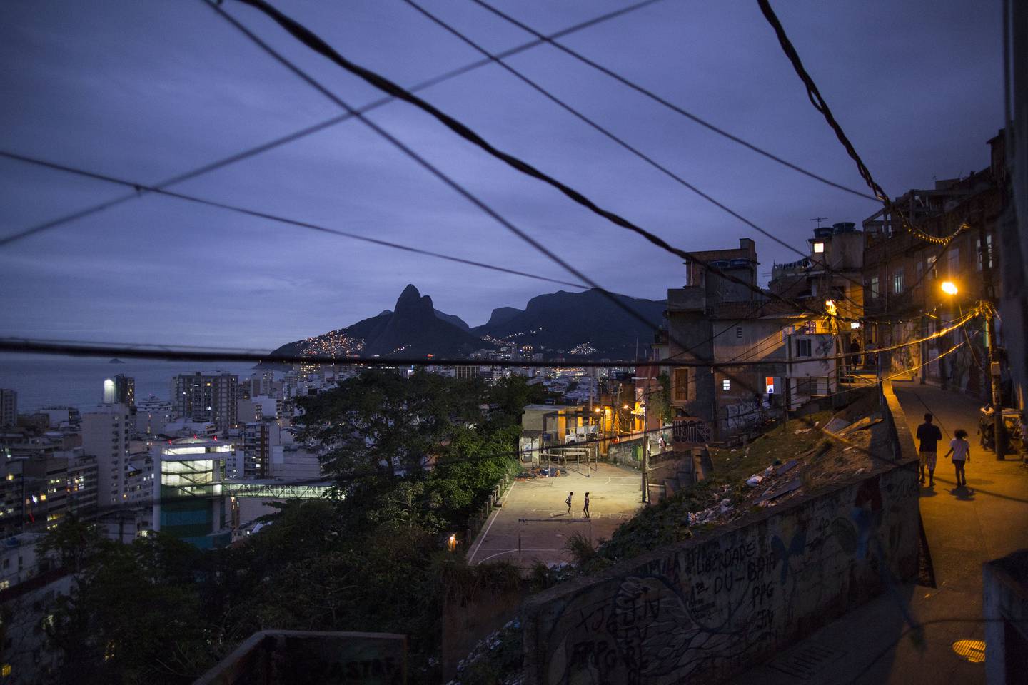 Bildet er tatt fra favelaen Cantagalo, med utsikt mot luksusområdet Ipanema. Foto: Felipe Dana / AP / NTB
