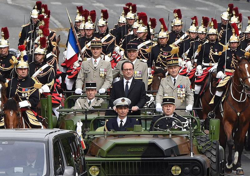 Bildet viser François Hollande. Han er Frankrikes president. Han er med i militærparaden.