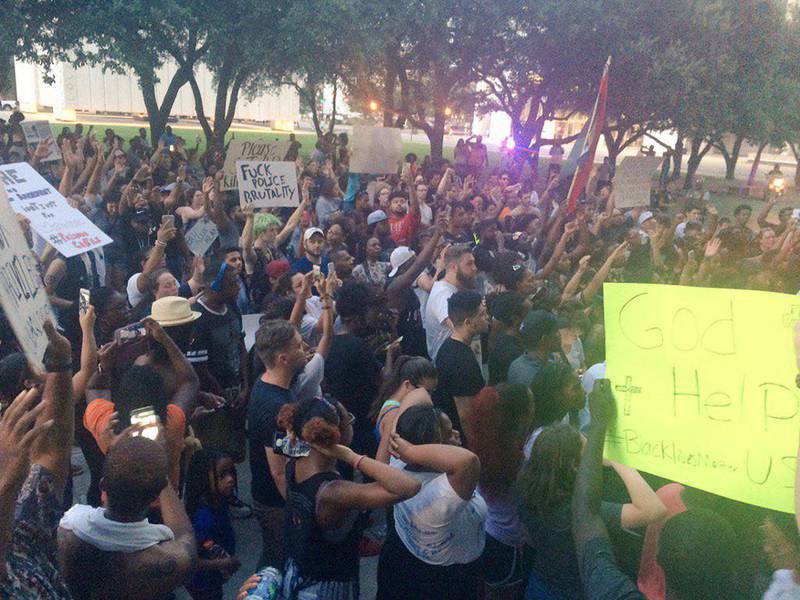 Bildet viser en demonstrasjon mot politivold i Texas. I løpet av protesten ble fem politifolk drept.