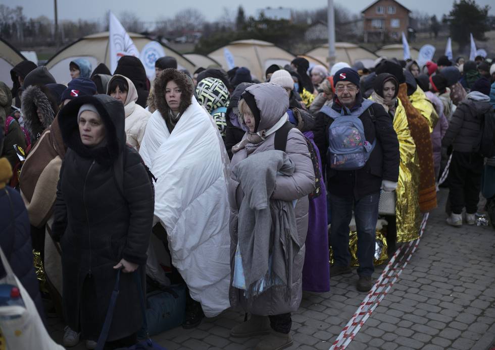 Bildet er av ukrainske flyktninger som står i kø. Stadig flere flyktninger fra Ukraina-krigen reiser videre fra nabolandene, viser tall fra FN.
