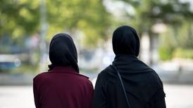 Nektet kvinne å bruke hijab 