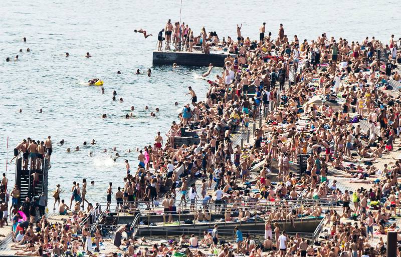 OSLO  20180530.
Rekordvarmen i hovedstaden gjorde sitt til at sjøbadet på Sørenga var godt besøkt onsdag ettermiddag.

Foto: Berit Roald / NTB scanpix
