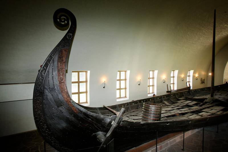 Bildet er av et vikingskip. Det er Osebergskipet. Det står inne på et museum.