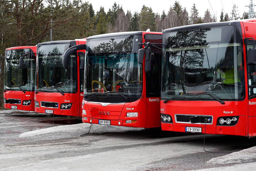 Bildet viser parkerte busser i Oslo. 3.800 bussjåfører på Østlandet kan bli tatt ut i streik fra søndag. 